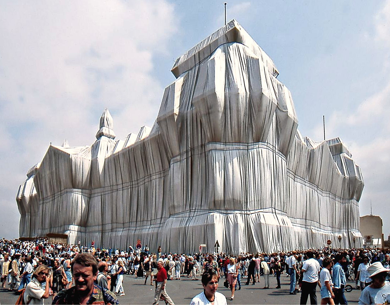 クリスト Wrapped Reichstag Project Christo's 'Wrapped Reichstag' 25 years on – DW – 06/24/2020