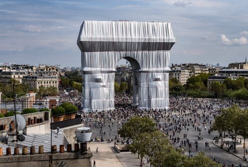 L Arc de Triomphe Wrapped in Paris le de France